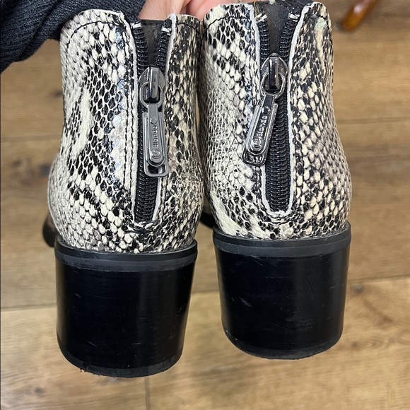 Blondo Eliza Snake Print Booties Size 8.5M - Picture 8 of 9